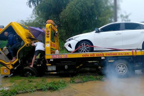 Giải cứu 2 người trong ôtô bị lũ cuốn tại ngầm Hội Hương