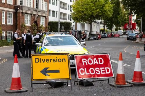 Tỷ phú Anh chặn cả tuyến phố ở London trong 2 tuần để làm vườn
