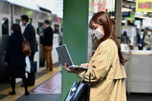 Nhập viện, nghỉ phép cưới chồng vẫn bị sếp dí deadline