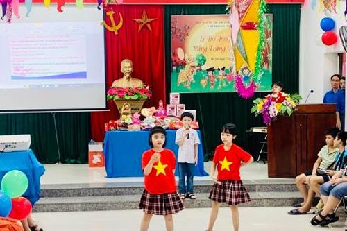 Ấm áp Tết Trung thu sớm của trẻ khiếm thị Thủ đô
