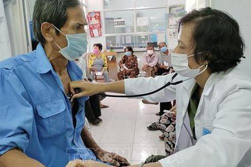 Bệnh viện 30-4 (Bộ Công an) khám bệnh, cấp phát thuốc miễn phí cho người dân Bến Tre
