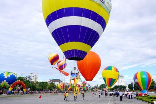 Trải nghiệm khinh khí cầu rực rỡ sắc màu ở Thanh Hóa