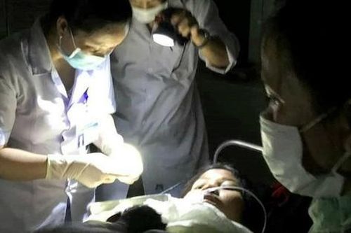 Dùng đèn pin hỗ trợ ca sinh 3