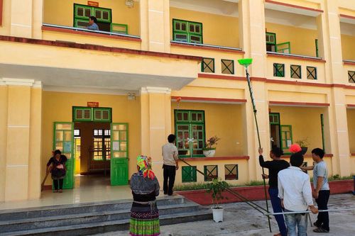 Hối hả tu sửa trường lớp, giáo viên đến tận nhà vận động học sinh đi học