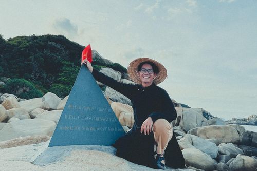 Chàng trai lái xe máy 8.000km, mặc áo dài check-in 40 tỉnh thành