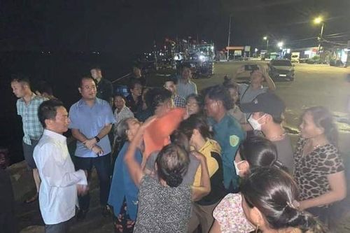 2 tàu cá gặp nạn trên biển, cứu thành công 9 ngư dân vào bờ