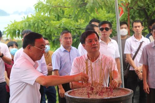 Các đội bóng tham dự VCK Press Cup 2022 dâng hương tại các di tích lịch sử văn hóa ở Cẩm Phả