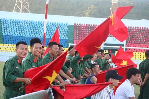 Cổ động viên 'cháy' hết mình trên khán đài Press Cup 2022