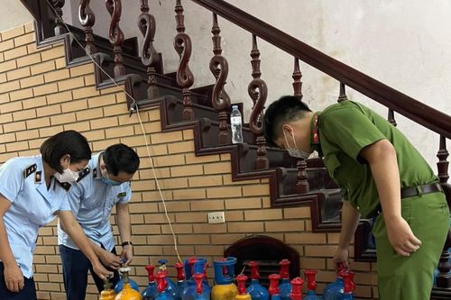 Quản lý thị trường tạm giữ hàng chục bình khí bơm 'bóng cười'