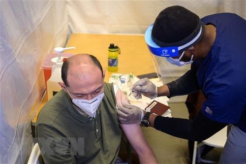Người Mỹ lười tiêm mũi tăng cường vaccine phòng COVID-19