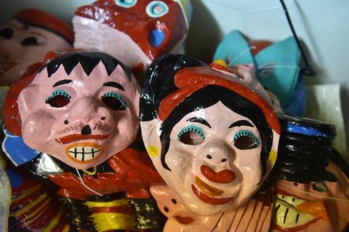 Người giữ nghề làm mặt nạ giấy bồi duy nhất ở phố cổ Hà Nội