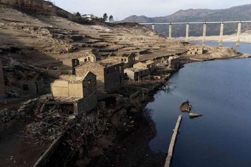 Tây Ban Nha: Sự trở lại của ngôi làng ma sau 30 năm chìm sâu dưới lòng hồ