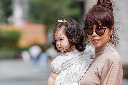 Kể chuyện con gái đi học, siêu mẫu Hà Anh khoe được khen khéo dạy con ngoan ngoãn, hiếu thảo