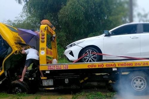 Giải cứu 2 người trong ô tô bị lũ cuốn tại Ngầm Hội Hương lúc nửa đêm
