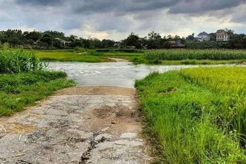Đi cùng bố qua máng tràn, bé gái bị nước cuốn trôi