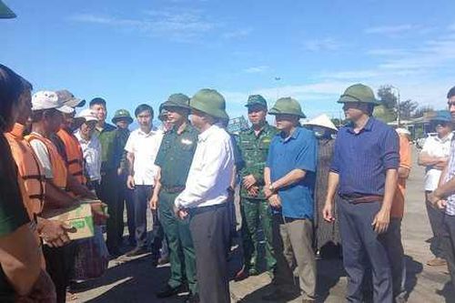 Đưa thêm 5 ngư dân Hà Tĩnh gặp nạn trên biển vào bờ an toàn