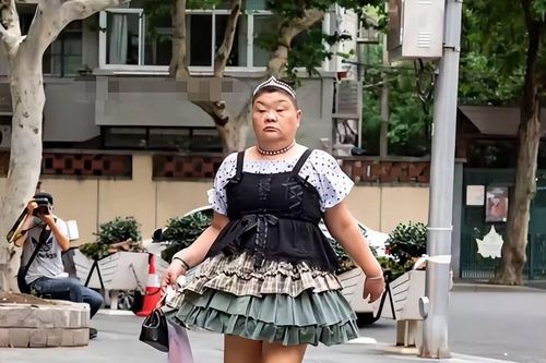 Sự thật về người phụ nữ Trung Quốc diện váy Lolita xuống phố