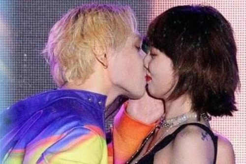 HyunA hôn bạn trai trên sân khấu