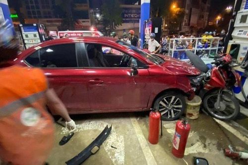 Tạm giam 3 tháng tài xế đâm vào cây xăng làm nhiều người bị thương