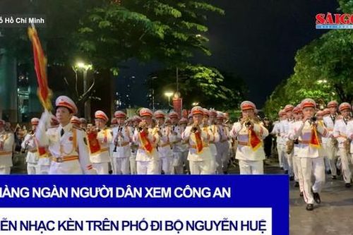 Hàng ngàn người dân xem công an biểu diễn nhạc kèn trên phố đi bộ Nguyễn Huệ
