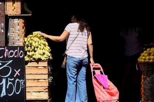 Argentina: Lương tối thiểu sẽ tăng 75%, chính phủ mạnh tay kiềm chế lạm phát