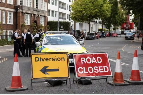 Tỷ phú Anh chặn đường ở trung tâm London để làm vườn