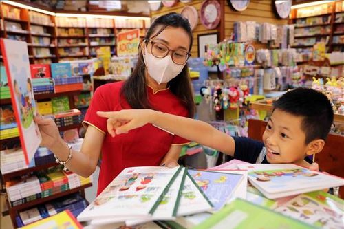 Sôi động thị trường sách giáo khoa, đồ dùng học tập trước thềm năm học mới