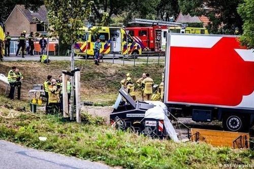 Xe tải lao vào bữa tiệc thịt nướng ở Hà Lan làm ít nhất 6 người tử vong