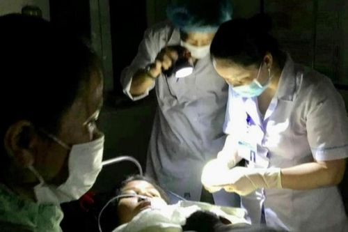 'Li kì' kíp trực rọi đèn đỡ đẻ cho sản phụ sinh 3 giữa đêm mất điện