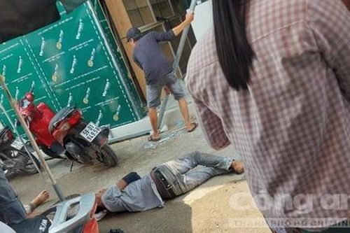 Hai công nhân thi công bảng hiệu, té từ trên cao xuống đất trọng thương