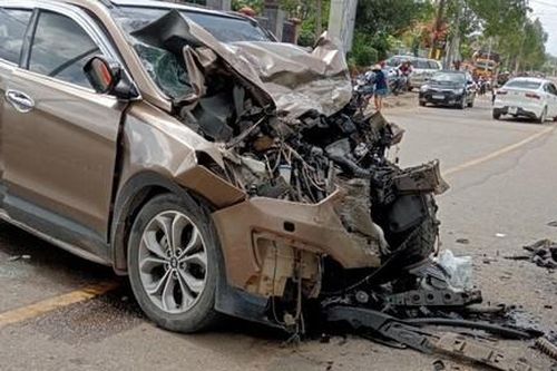 Xe tải và xe 5 chỗ tông cực mạnh, nữ tài xế kẹt trong ca bin