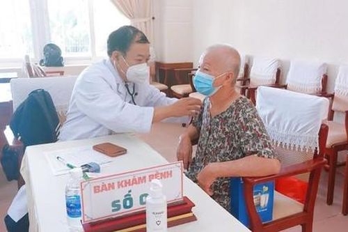 Bệnh viện Thống Nhất khám bệnh và tặng quà cho người dân huyện Nhà Bè