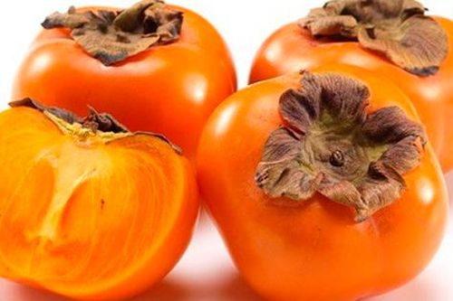 Quả hồng vào vụ, ngon, giòn ngọt nhưng khi ăn cần tránh tất cả những điều này để không lo tác dụng phụ
