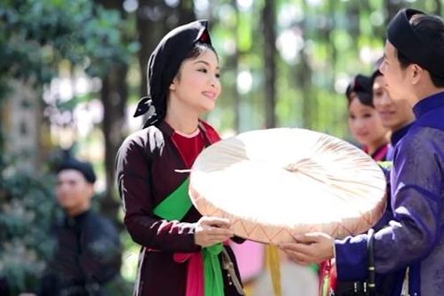 Vì tình nên phải đi trăng về mờ