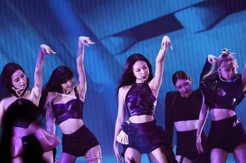 BLACKPINK 'quẩy tung nóc' VMAs 2022 với 'Pink Venom', Taylor Swift cũng nhún nhảy theo