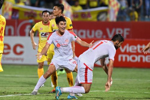 Nhâm Mạnh Dũng tỏa sáng trong trận gặp Thanh Hóa
