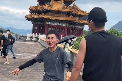 Trợ lý đoàn phim Trung Quốc đánh paparazzi