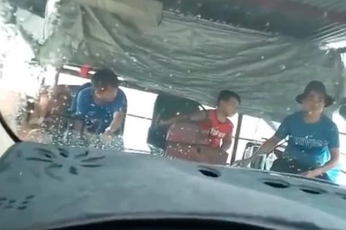 Xác minh việc để bé trai lái đò chở khách qua sông Đồng Nai