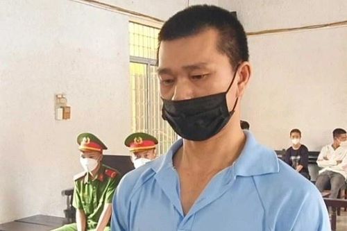 Vác cuốc bổ liên tiếp vào vợ cũ