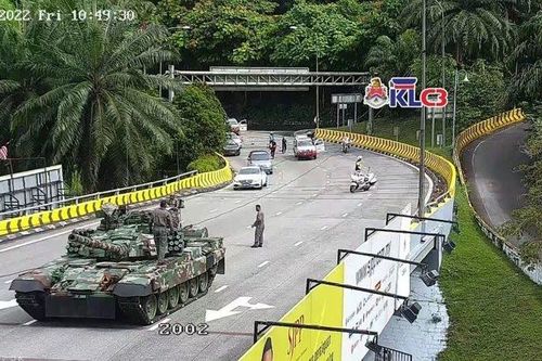 Xe tăng Malaysia chết máy giữa đường, gây ùn tắc giao thông