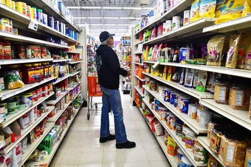 Hàng hóa chất đống vì người tiêu dùng Mỹ giảm chi tiêu