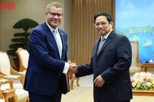 Thủ tướng Phạm Minh Chính tiếp Chủ tịch COP 26 Alok Kumar Sharma
