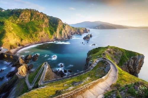 Thị trấn kỳ quặc, nơi người dân đào hầm sống dưới lòng đất