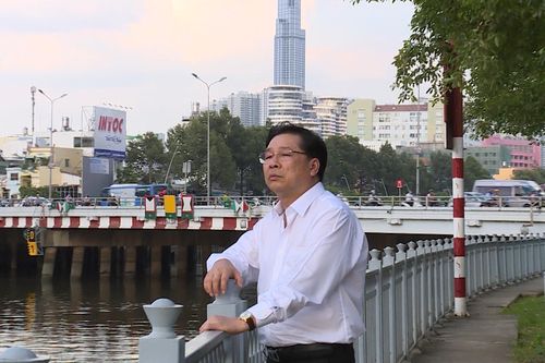 Nhạc sĩ Đinh Trung Cẩn tiết lộ lý do 'tiền nhiều đến đâu cũng không thể bán đứt Tổ quốc gọi tên mình'