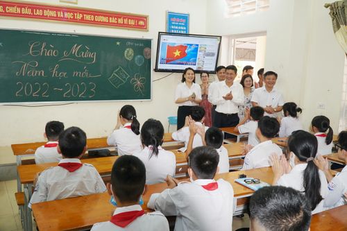 Nghệ An: Khích lệ giáo viên, học sinh trong ngày tựu trường