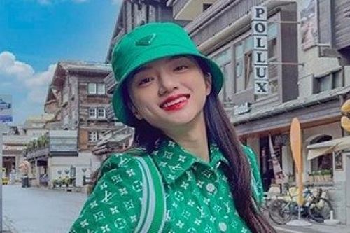 Hoa hậu Hương Giang dịu dàng xuống phố cùng trang phục nữ tính