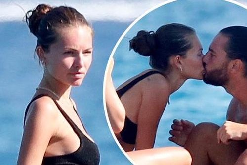 'Cô gái xinh đẹp nhất thế giới' khoe dáng với bikini, tình tứ bạn trai ở biển
