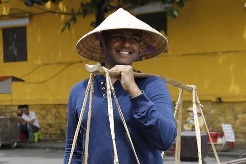 Khách Tây trở lại Hội An, thích thú chơi đẩy gậy, gánh hàng rong trên phố