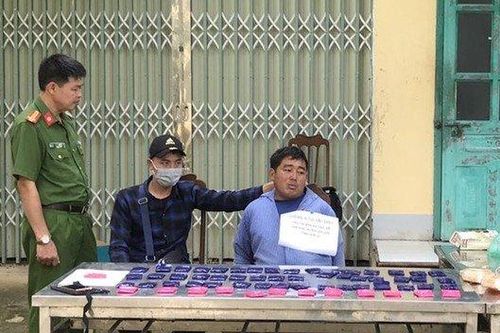 Khống chế người đàn ông 'cõng' 12.000 viên ma túy tổng hợp