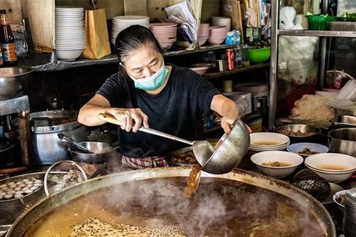 Quán ăn dùng nồi nước hầm ninh đi ninh lại suốt 50 năm không đổ bỏ